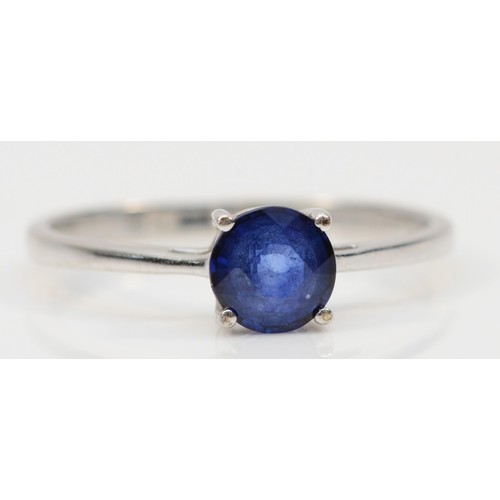 83 - A 9ct white gold round sapphire single stone ring, N 1/2, 1.5g