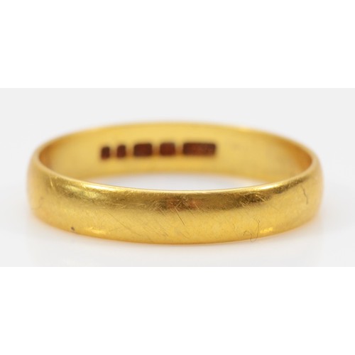 112 - A 22ct gold wedding band, R, 3.1gm