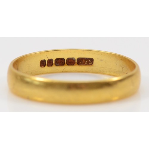 112 - A 22ct gold wedding band, R, 3.1gm