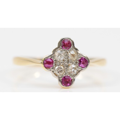 118 - An 18ct gold diamond and red stone ring, O 1/2, 2g