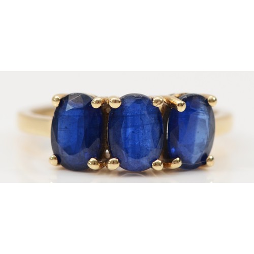 121 - A 9ct gold three blue stone ring, N 1/2, 2.7g