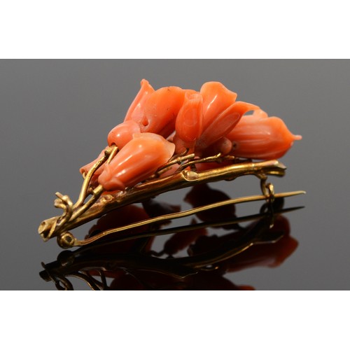 169 - An early 19th century Neapolitan coral and high carat gold brooch, c.1830/40, mounted with carved fl... 