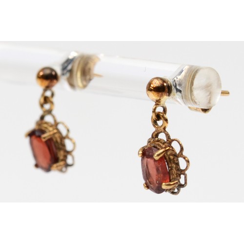 252 - A 9ct gold pair of garnet ear rings, 1.1gm