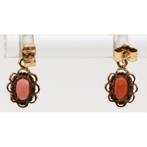 252 - A 9ct gold pair of garnet ear rings, 1.1gm