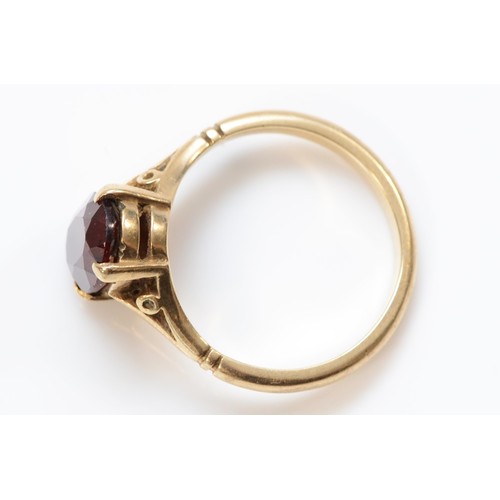 283 - A vintage 9ct gold garnet single stone ring, 10 x 7mm, K, 2.8gm