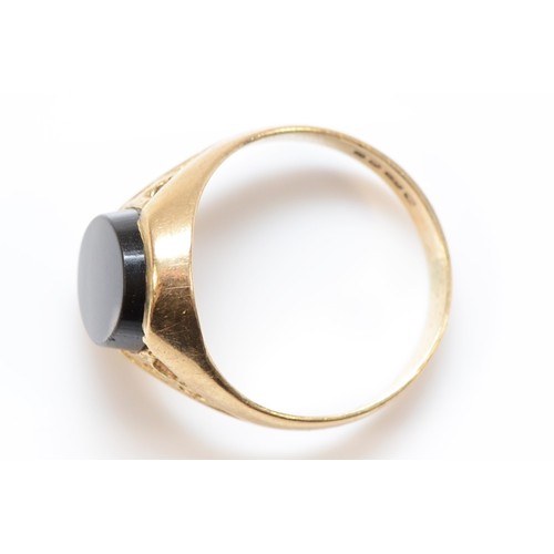 286 - A 9ct gold and onyx signet ring, stone 9 x 7mm, J 1/2, 2.1gm