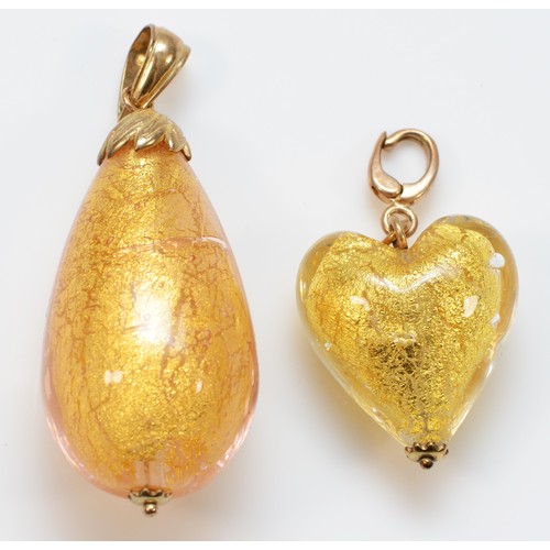 307 - A gold mounted Murano glass gold pear shape pendant, 44mm and a similar gold glass heart, 30mm