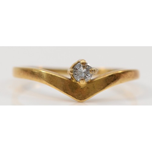 341 - A 14K gold diamond single stone chevron ring, H, 1g