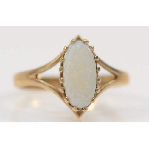 354 - A 9ct gold vintage opal single stone ring, J, 1.5g