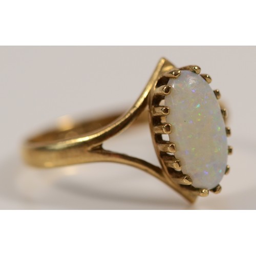 354 - A 9ct gold vintage opal single stone ring, J, 1.5g