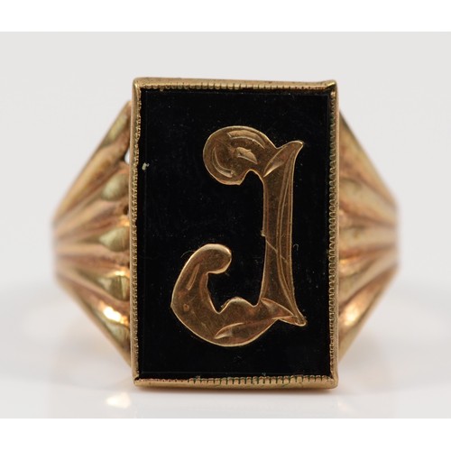 355 - A 9ct gold onyx letter J initial signet ring, T, 5.3g