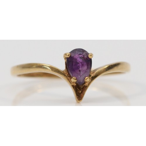 17 - A 9ct gold vintage oval cut amethyst dress ring, claw set, P, 1.3g