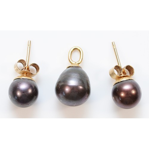 31 - A pair of 9ct gold cultured pearl stud earrings together with a matching 9ct gold cultured pearl pen... 
