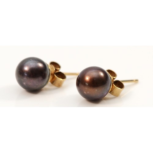 31 - A pair of 9ct gold cultured pearl stud earrings together with a matching 9ct gold cultured pearl pen... 
