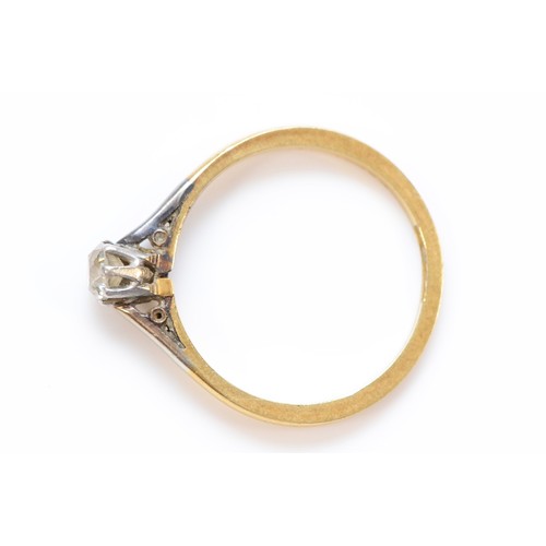 40 - An 18ct gold and platinum vintage diamond solitaire ring, J 1/2, 1.8g