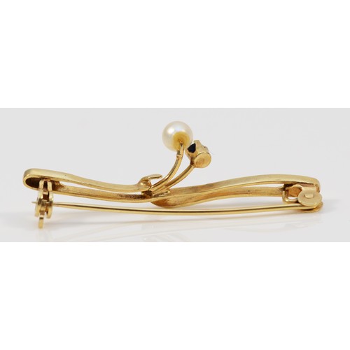 61 - A 9ct gold cultured pearl and sapphire set bar brooch, 40mm, 1.7g