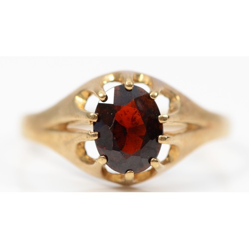 77 - A 9ct gold vintage oval cut garnet dress ring, Y 1/2, 2.4g