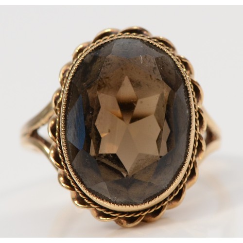 80 - A 9ct gold smokey quartz dress ring, M, 5.5g