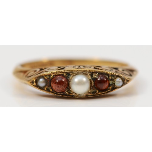 88 - A 9ct gold cultured pearl and garnet five stone boat ring, N, 2.2g