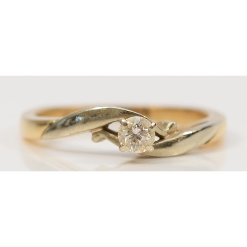 95 - A 14K white and yellow gold diamond set solitaire ring, K, 2.4g