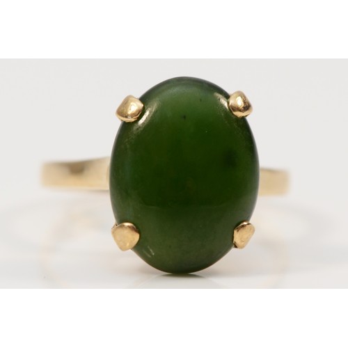 113 - A 9ct gold nephrite cabochon dress ring, Q 1/2, 3.5g