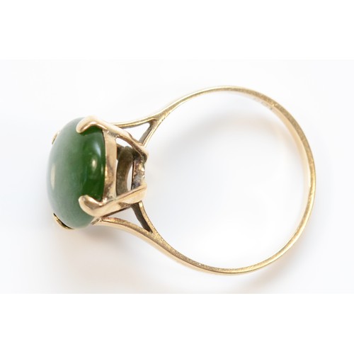 113 - A 9ct gold nephrite cabochon dress ring, Q 1/2, 3.5g