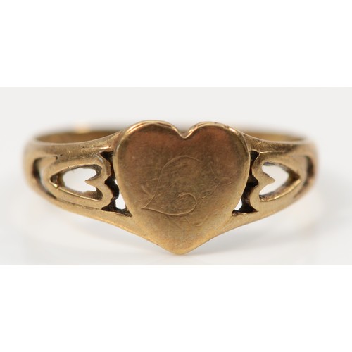 119 - A 9ct gold heart shaped signet ring, J 1/2, 1.3g