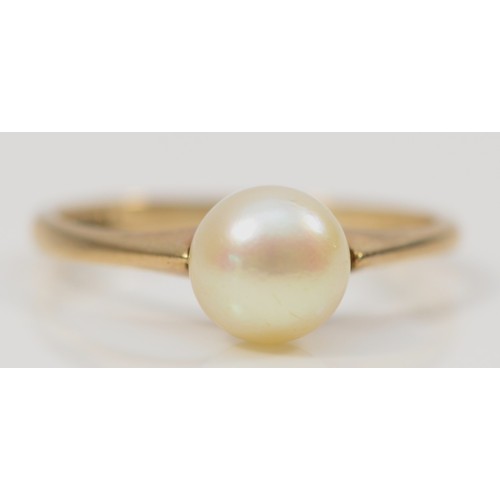 129 - A 9ct gold cultured pearl dress ring, J, 1.4g