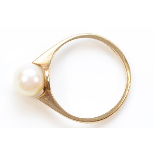 129 - A 9ct gold cultured pearl dress ring, J, 1.4g