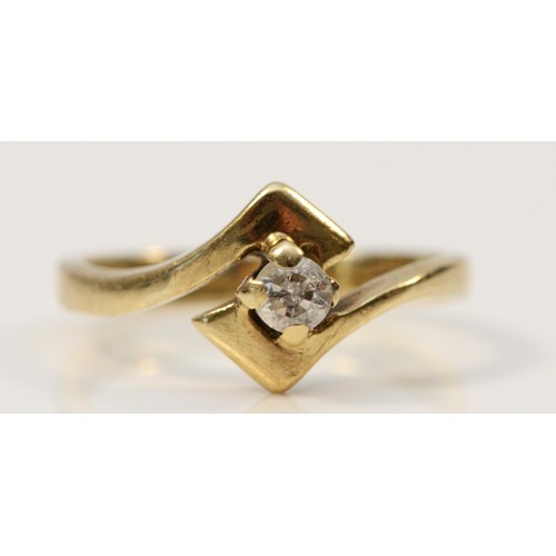 135 - A 9ct gold vintage diamond dress ring, claw set, I 1/2, 1.8g