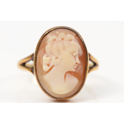 136 - A 9ct gold vintage shell cameo dress ring, bezel set, N, 2.5g