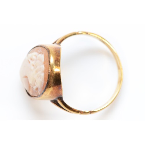 136 - A 9ct gold vintage shell cameo dress ring, bezel set, N, 2.5g