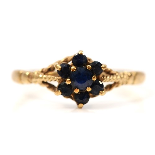 332 - A 9ct gold sapphire cluster ring, rope twist shoulders, M, 1.1g