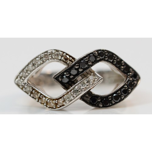 351 - A 9ct white gold diamond and black enhanced diamond set knot ring, L, 3.6g