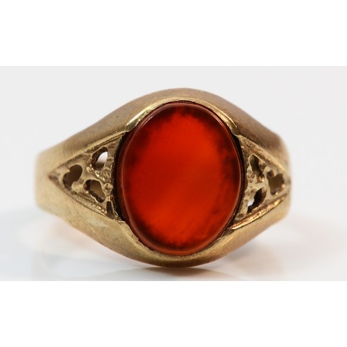 356 - A 9ct gold carnelian set signet ring, H, 2.2g