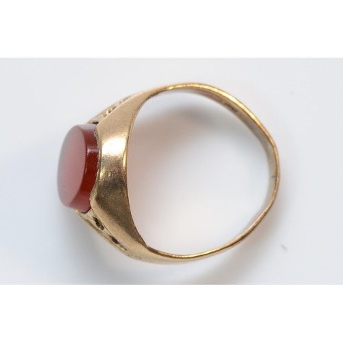 356 - A 9ct gold carnelian set signet ring, H, 2.2g