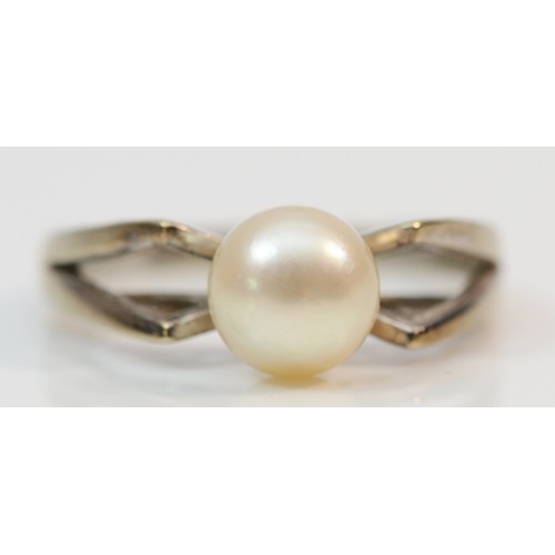 363 - A 9ct gold cultured pearl solitaire ring, N 1/2, 3.1g