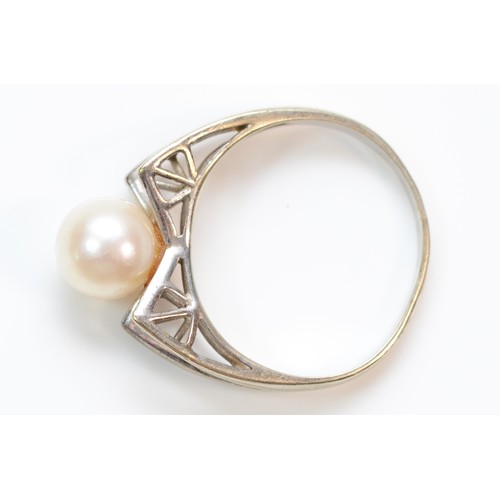 363 - A 9ct gold cultured pearl solitaire ring, N 1/2, 3.1g