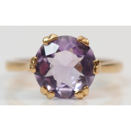 366 - A 9ct gold amethyst set solitaire cocktail ring, N, 2.7g