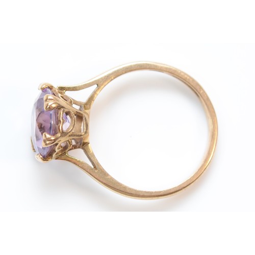 366 - A 9ct gold amethyst set solitaire cocktail ring, N, 2.7g