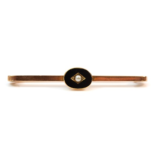 370 - A 9ct gold seed pearl surmounted onyx set bar brooch, 45mm, 3.2g