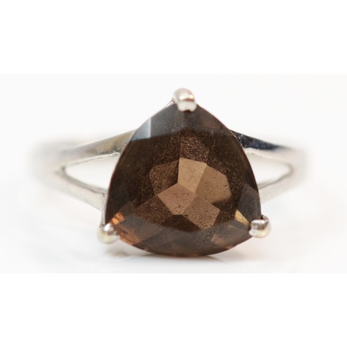 382 - A 10K white gold trilliant cut smokey quartz cocktail ring, O, 1.6g