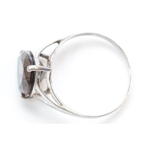 382 - A 10K white gold trilliant cut smokey quartz cocktail ring, O, 1.6g