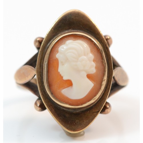 391 - A 9ct gold carved shell cameo ring, G 1/2, 4.7g