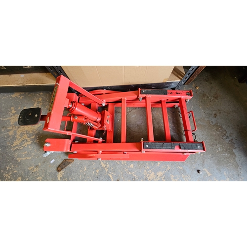 245 - A 1500Lbs motorcycle hydraulic ramp