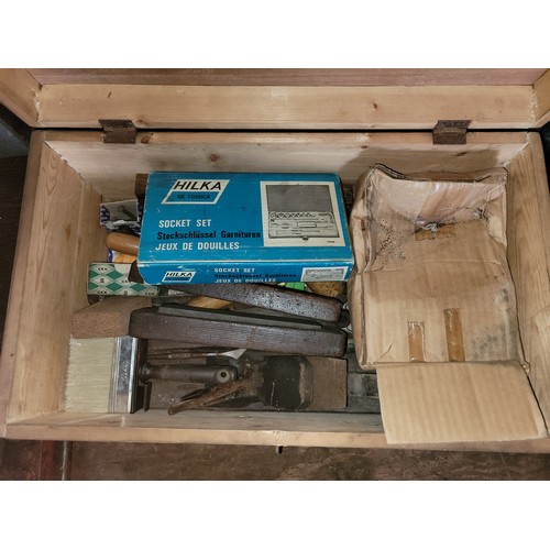 45 - 5 x boxes of vintage and modern hand tools, enamel tub containing spanners and sockets.