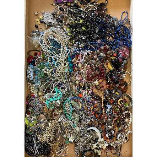 2 - Approximately 10 kg of costume jewellery