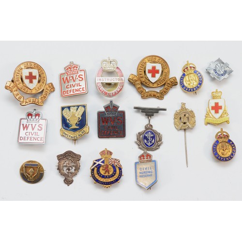 67 - Military Buttons (Qty), to include, Coldstream Guards. together with 17 British pin badges.