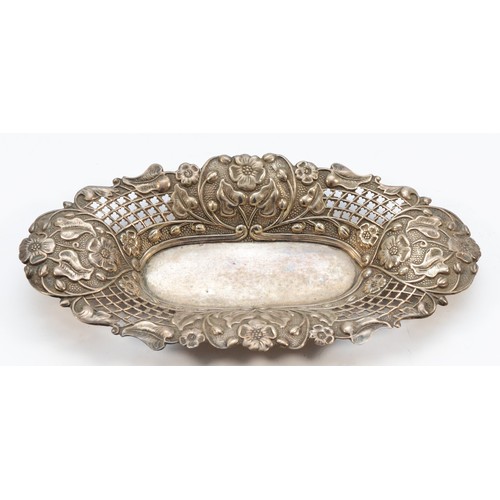 288 - An Edwardian silver oval basket, Birmingham 1903, with embossed floral decoration, 21.5 x 10.5cm, 63... 