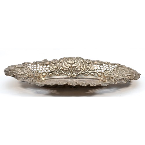 288 - An Edwardian silver oval basket, Birmingham 1903, with embossed floral decoration, 21.5 x 10.5cm, 63... 